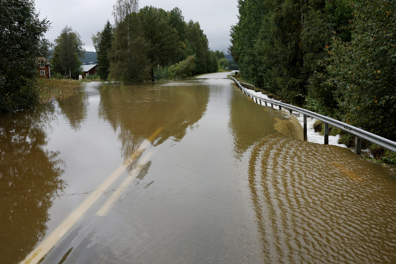 Översvämningar på väg 786 mot Höga Kusten Airport. Foto: Mats Andersson/TT