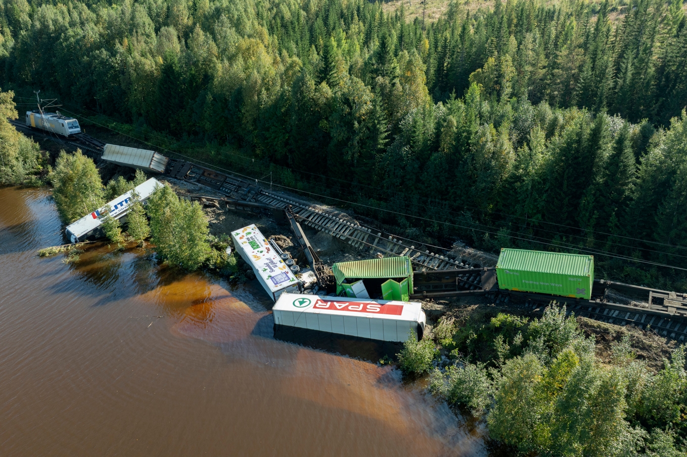 Bild på ett av de godståg som spårade ur vid Stugusjön i Skorped väster om Örnsköldsvik på grund av kraftiga regn och översvämningar. Foto: Mats Andersson/TT