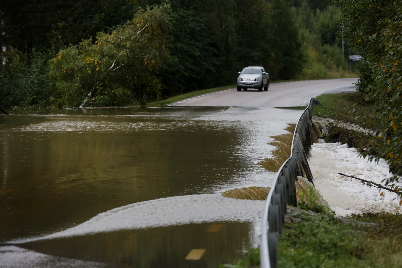 Tiotals vägar är skadade, och järnvägstrafiken stora delar av Norrland är utslagen. Var SMHI:s gula varningar tillräckliga? Foto: Mats Andersson/TT