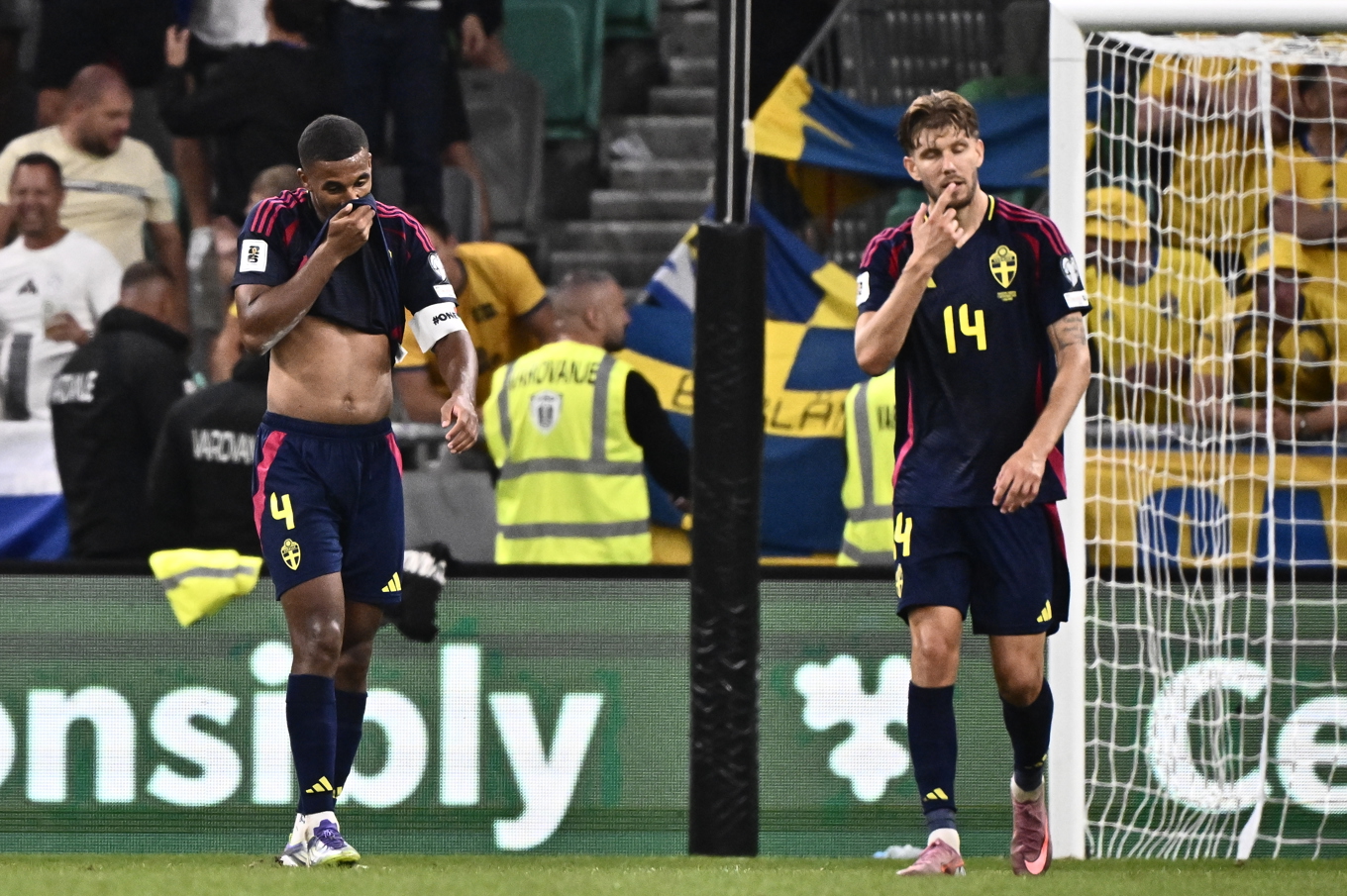 Isak Hien och Anton Salétros deppar efter Sloveniens 2–2-kvittering i VM-kvalet i fredags. Foto: Jonas Ekströmer/TT