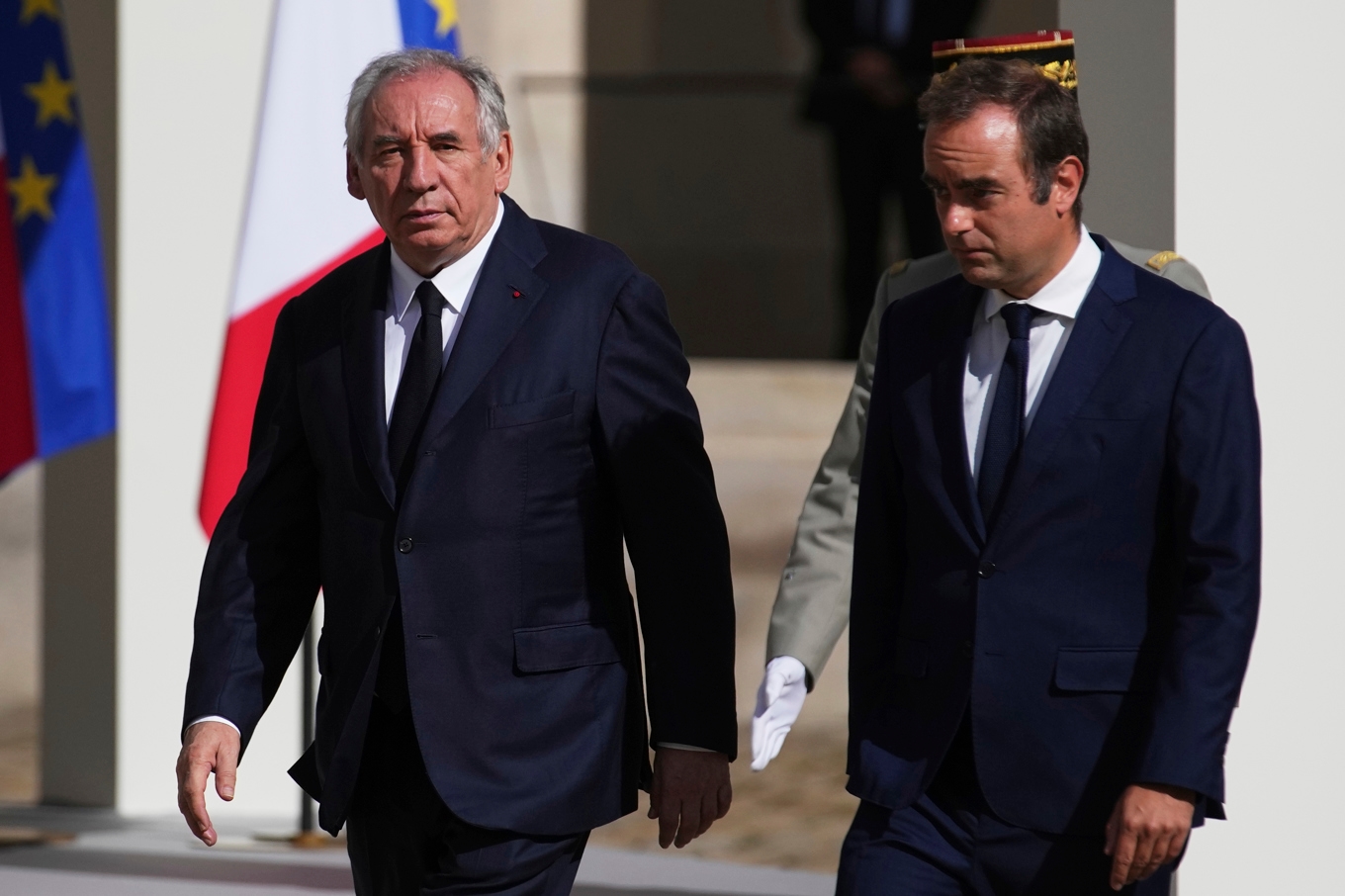 Frankrikes avgående premiärminister François Bayrou, och den nye, Sébastien Lecornu (till höger). Foto: Christophe Ena/AP/TT