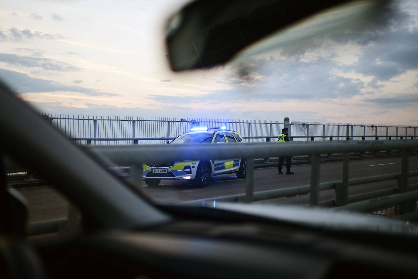Polisen kontrollerade trafiken över broarna mellan Hisingen och centrala Göteborg. Foto: Björn Larsson Rosvall/TT