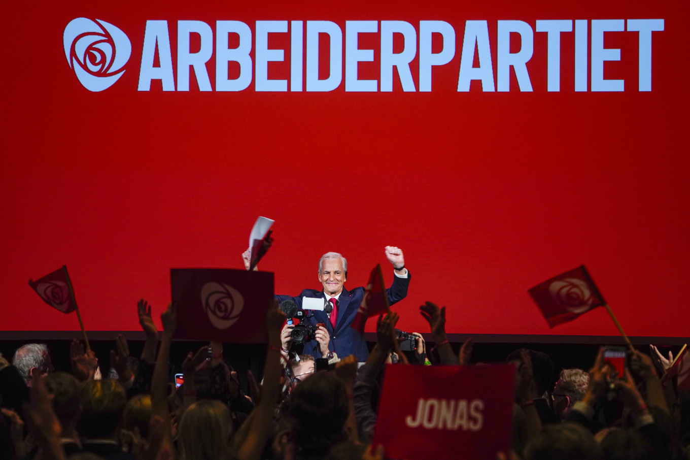 Partiledare Jonas Gahr Støre jublar efter AP:s valseger. Foto: Ole Berg-Rusten/NTB/TT