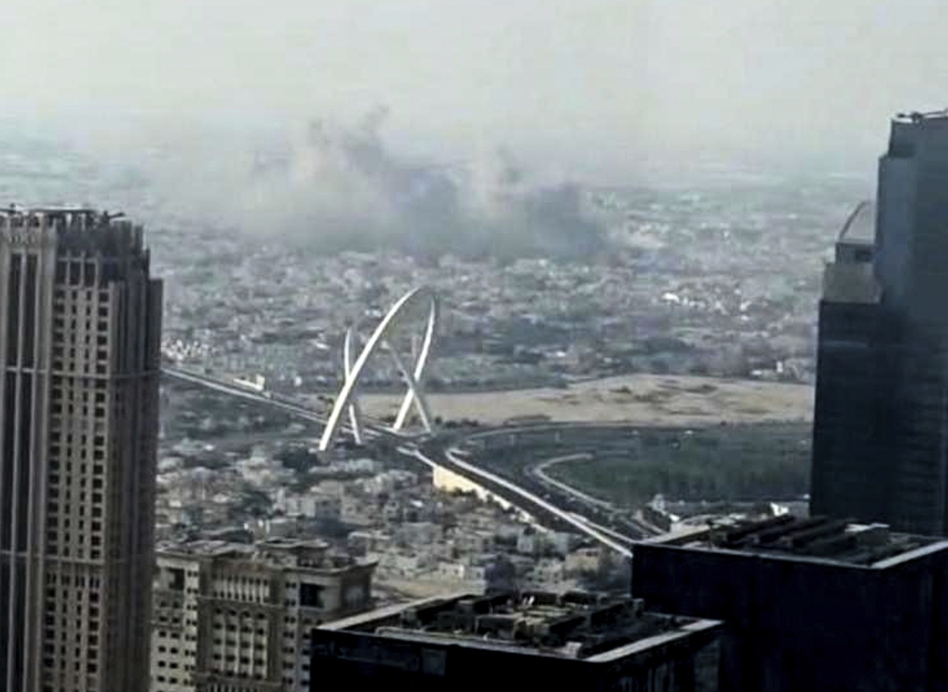 Rök stiger över Doha efter attacken. Foto: UGC/AP/TT