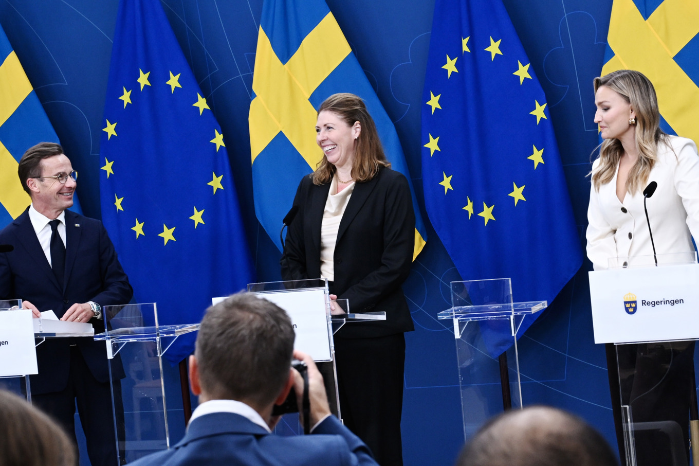 Elisabet Lann (KD), flankerad av statsminister Ulf Kristersson (M) och energi- och näringsminister Ebba Busch (KD), kunde skratta åt kollapsen efteråt. Foto: Fredrik Sandberg/TT