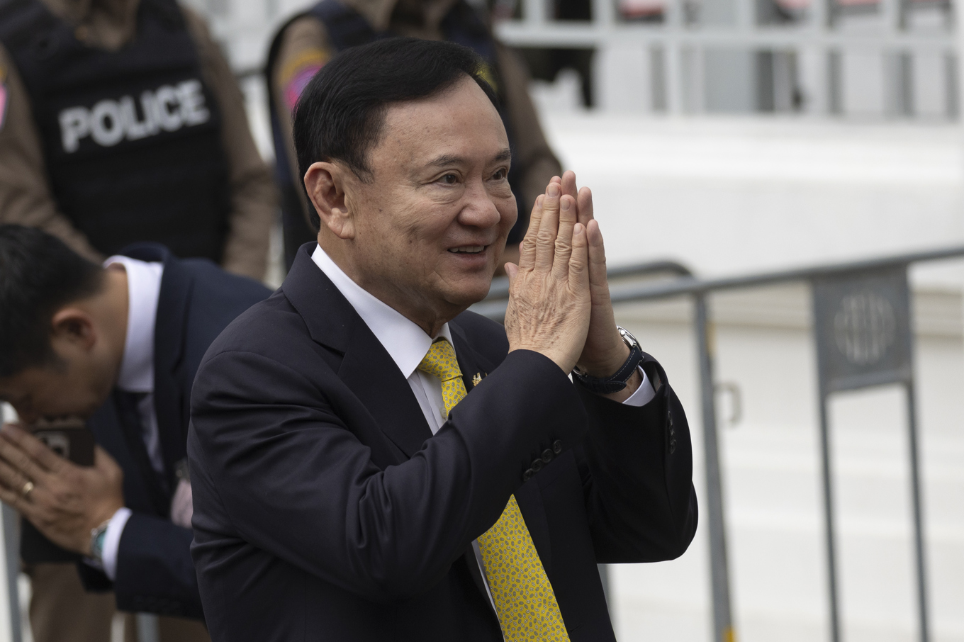 Thaksin Shinawatra utanför domstolen på tisdagen. Foto: Wason Wanichakorn/AP/TT