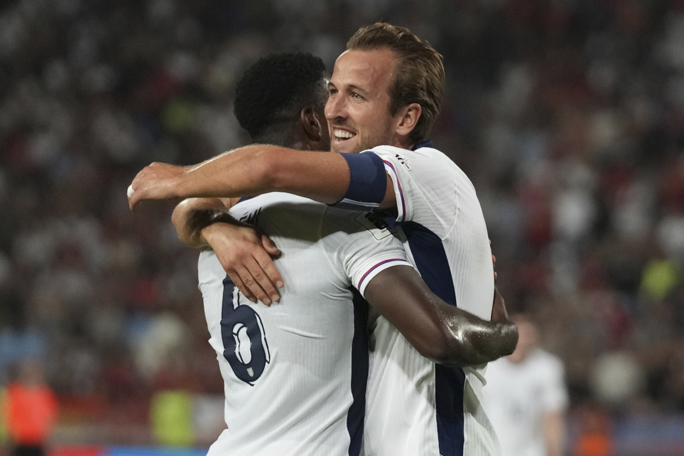 Englands Marc Guehi, vänster, och Harry Kane gjorde var sitt mål borta mot Serbien i Englands femte seger på lika många matcher i VM-kvalet. Foto: Darko Vojinovic/AP/TT