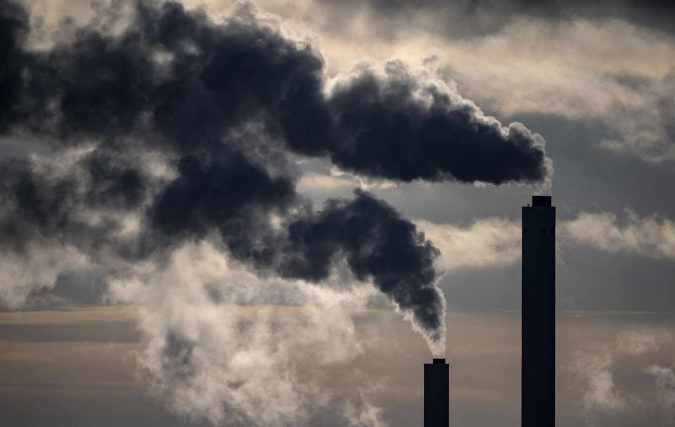 Rök från skorstenarna på ett fjärrvärmeverk. Arkivbild. Foto: Johan Nilsson/TT