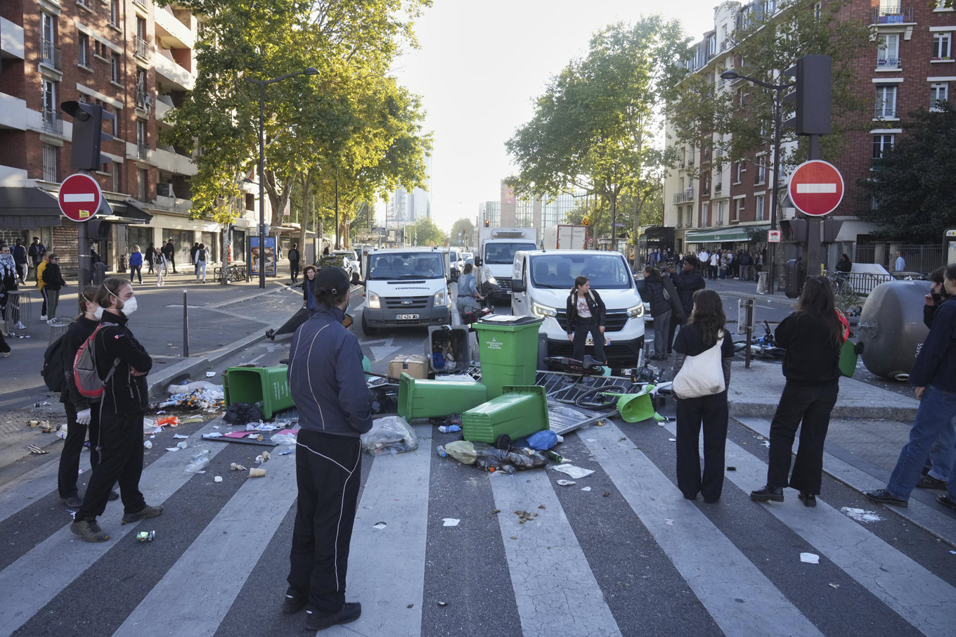 Demonstranter försöker spärra av en gata i Paris på onsdagen. Foto: Thibault Camus/AP/TT