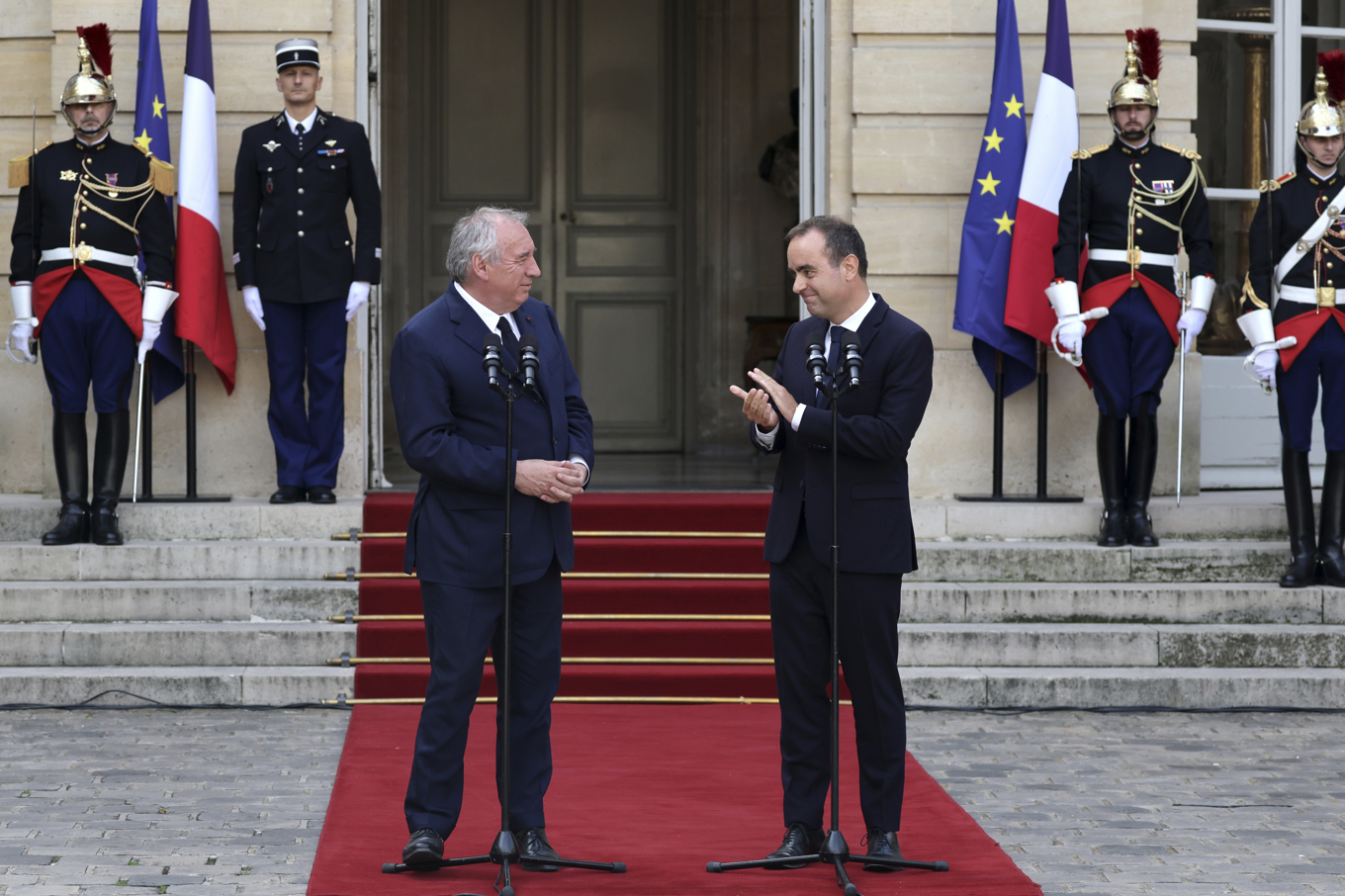 Frankrikes nye premiärminister Sébastien Lecornu (till höger) tog över posten från François Bayrou (till vänster) i en ceremoni på onsdagen. Foto: AP/TT