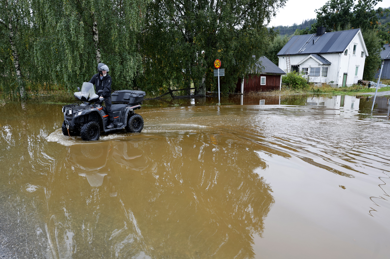 Helgens regn i Västernorrland orsakade stora skador på vägar och järnvägar. Bild från Kramfors i söndags. Foto: Mats Andersson / TT