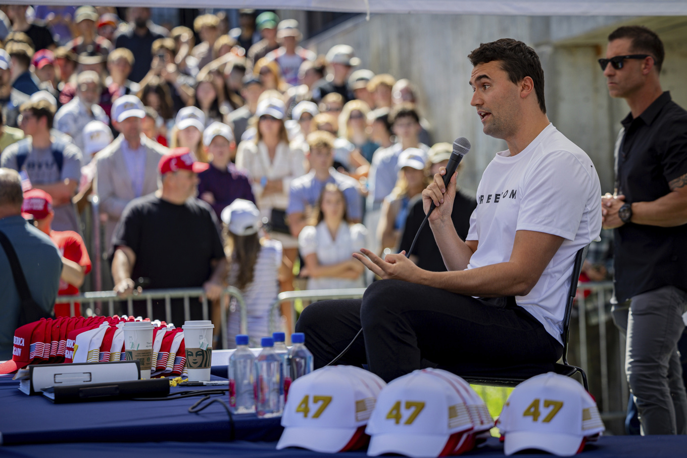 Charlie Kirk under sitt framträdande vid universitet i Utah. Foto: Tess Crowley/AP/TT
