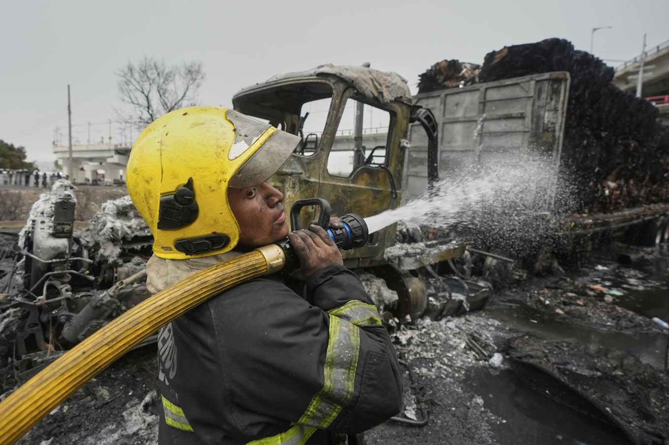 Minst tre personer har dött efter att en tankbil exploderat i Mexico City. Foto: Fernando Llano/AP/TT
