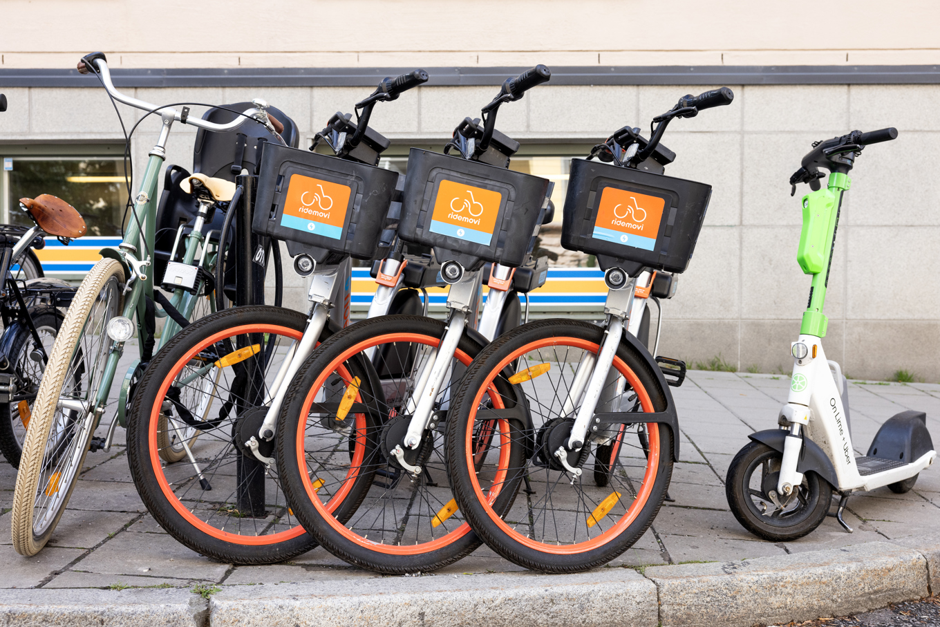 Elcyklar ihop med en elsparkcykel. Arkivbild. Foto: Magnus Andersson/TT