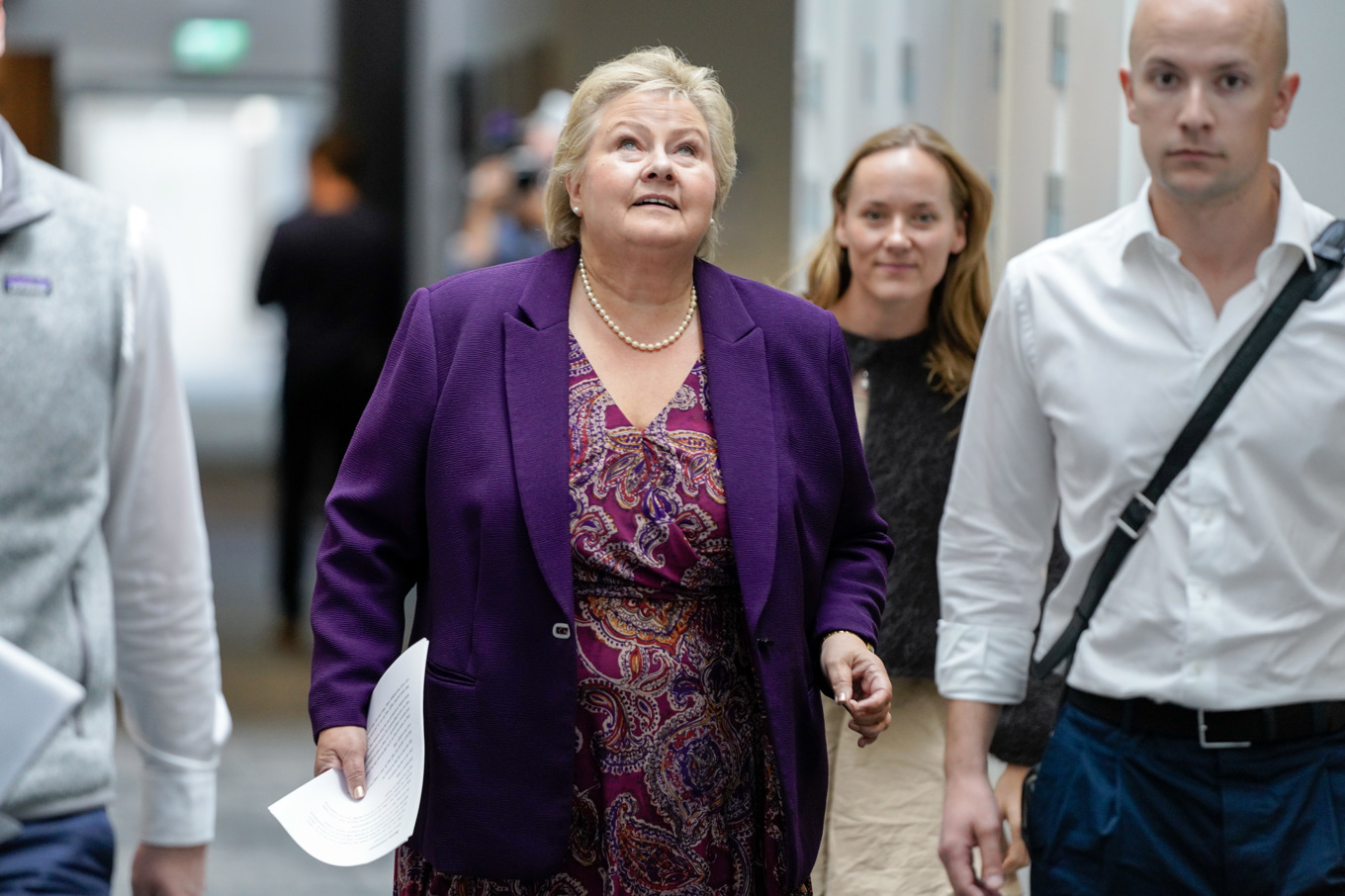 Erna Solberg på väg till presskonferensen där hon meddelade sin avgång. Foto: Gorm Kallestad/NTB/TT