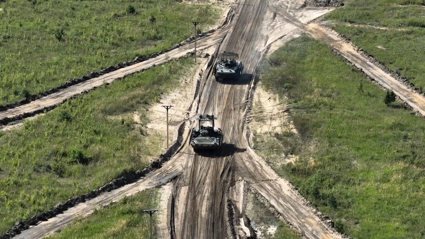 Stridsvagnar på okänd ort under den rysk-belarusiska övningens första dag. Bild distribuerad av det ryska försvarsdepartementet. Foto: Rysslands försvarsdepartement via AP/TT