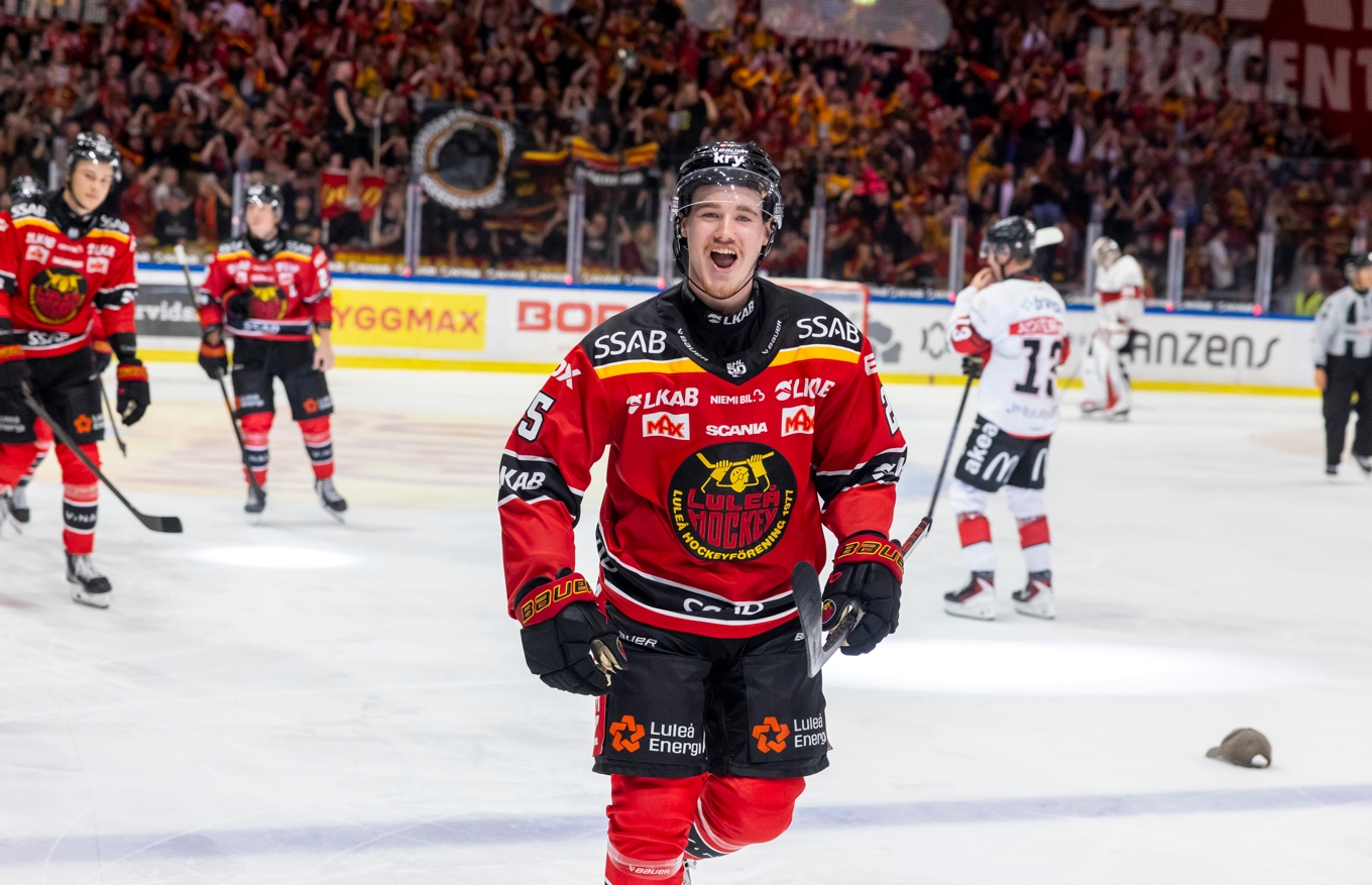 Luleås Filip Eriksson jublar efter sitt tredje mål mot Malmö Redhawks. Foto: Pär Bäckström/TT