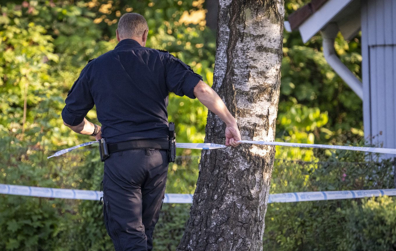 Polis och kriminaltekniker på plats vid en bostad i en mindre ort utanför Skurup efter att hemtjänstpersonal hittat en man i 80-årsåldern svårt skadad. Arkivbild. Foto: Johan Nilsson / TT
