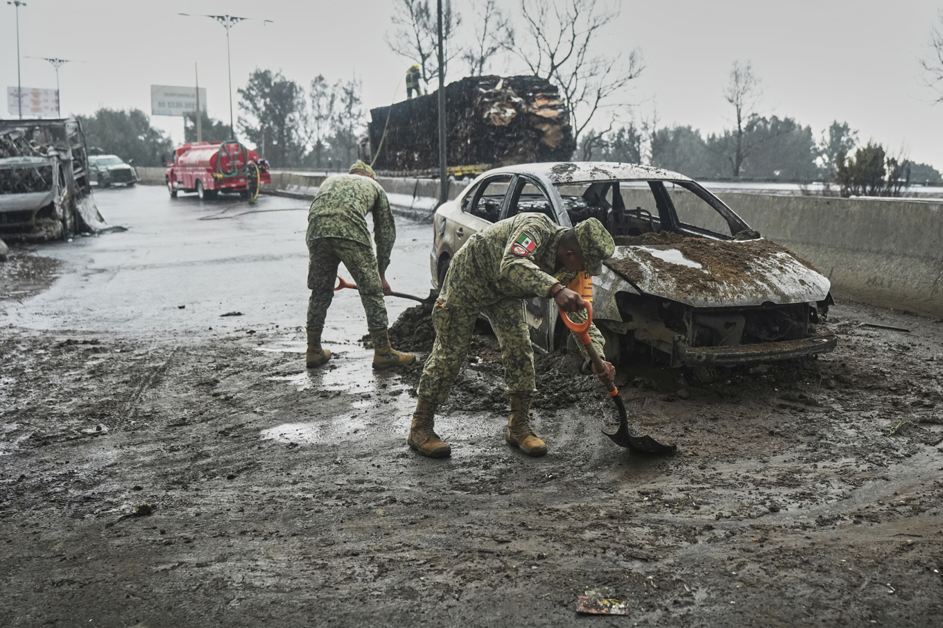 Flera dödliga och uppseendeväckande trafikolyckor har ägt rum i Mexiko den senaste veckan. Bilden togs i onsdags, efter att en tankbil exploderat i Mexico City. Foto: Fernando Llano/AP/TT