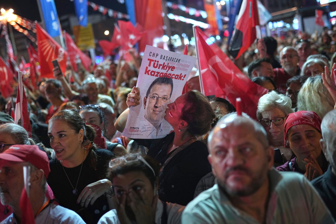 Anhängare till oppositionspartiet CHP demonstrerar i Istanbul under onsdagen. Foto: Francisco Seco/AP/TT