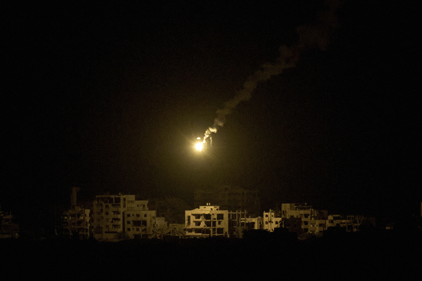 Israel har genomfört flygattacker mot Gaza stad under måndagskvällen. Foto: Leo Correa/AP/TT
