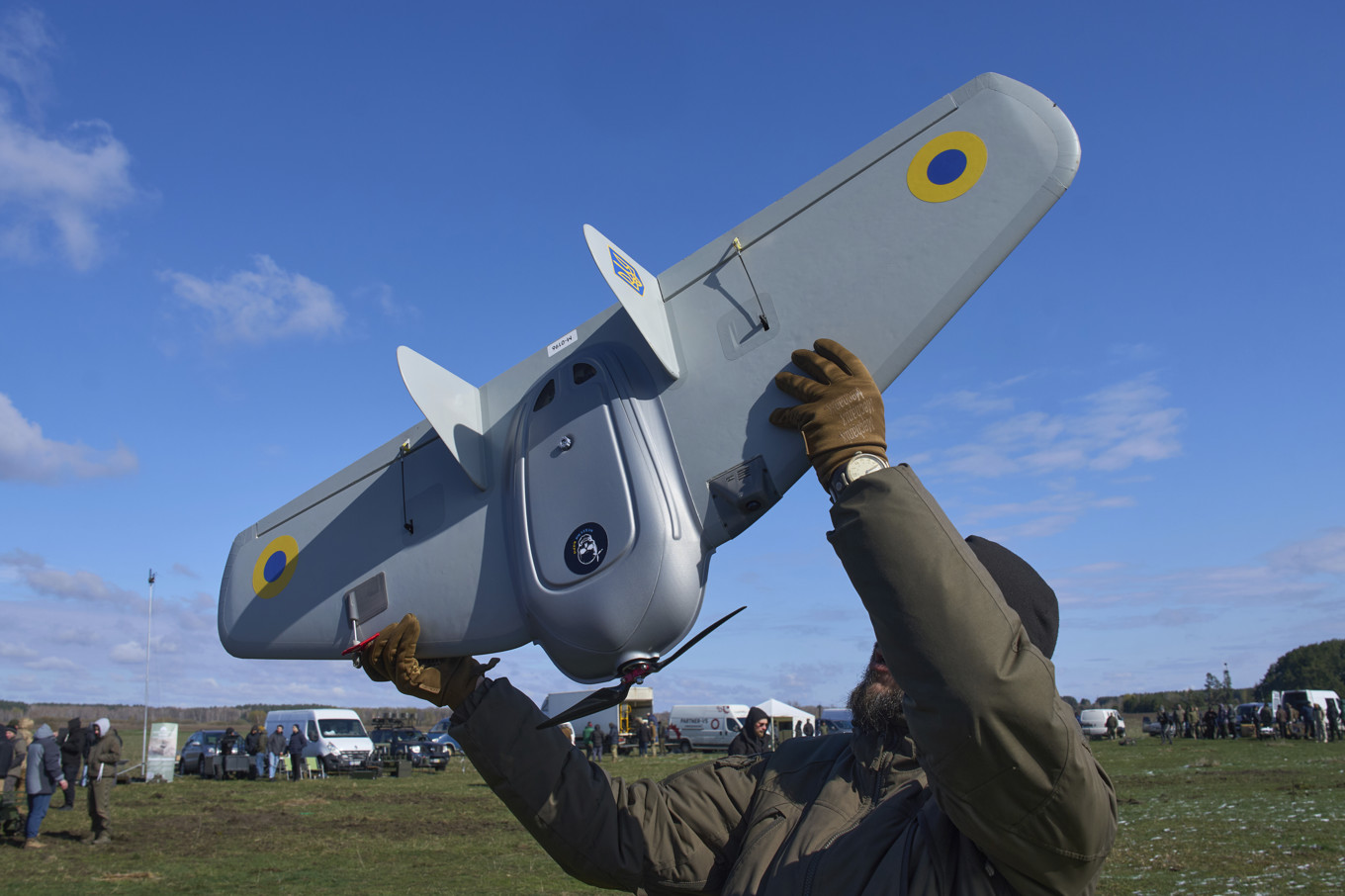 Bland annat drönarkrigföringen är beroende av internet. Arkivbild från en uppvisning av militära drönare i Ukraina. Foto: Efrem Lukatsky/AP/TT