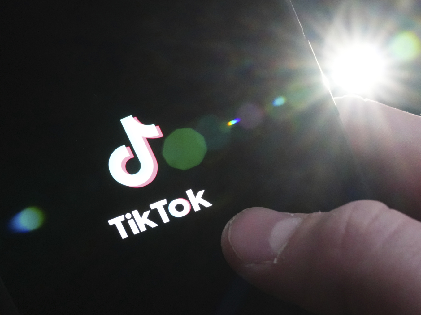Appen Tiktok har beskrivits som ett hot i USA så länge kinesiska Bytedance äger den. Arkivbild Foto: Sean Kilpatrick/AP/TT