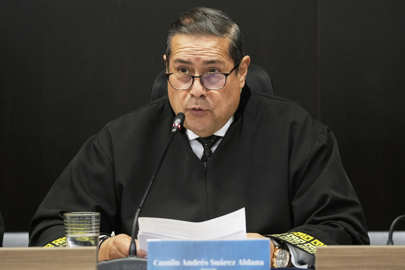 En av domarna, Camilo Andres Suárez, meddelar domen i Colombias huvudstad Bogotá. Foto: Fernando Vergara/AP/TT