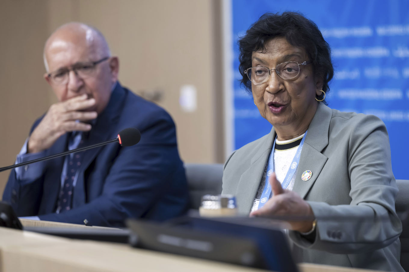 Navi Pillay, med kollegan Chris Sidoti i bakgrunden. Bild från en tidigare presskonferens i Genève. Foto: Martial Trezzini/Keystone/AP/TT