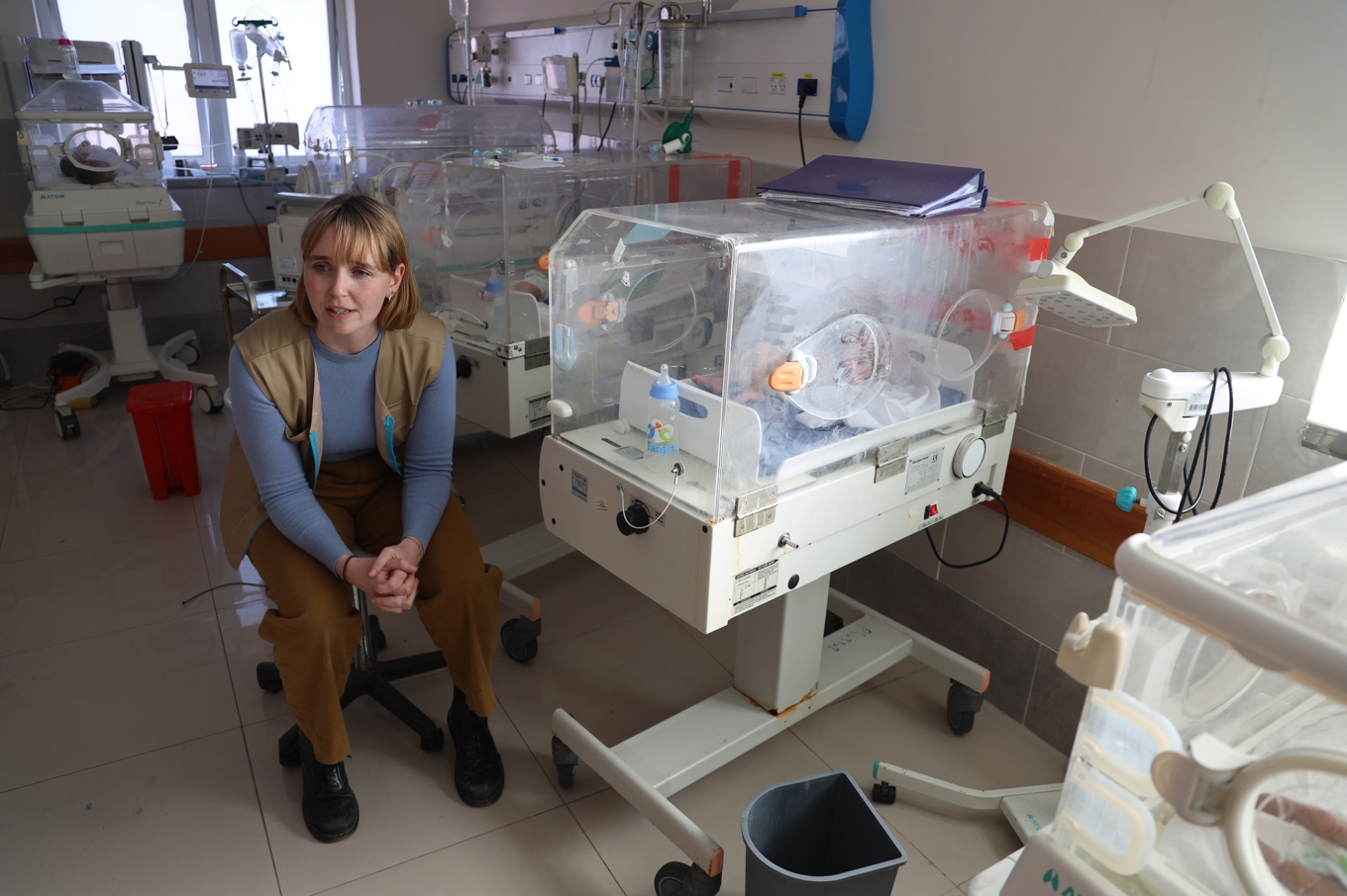 Tess Ingram, talesperson för FN:s barnfond Unicef, fotograferad i fjol på ett sjukhus i Rafah i södra Gaza. Foto: Eyad El Baba/Unicef/TT