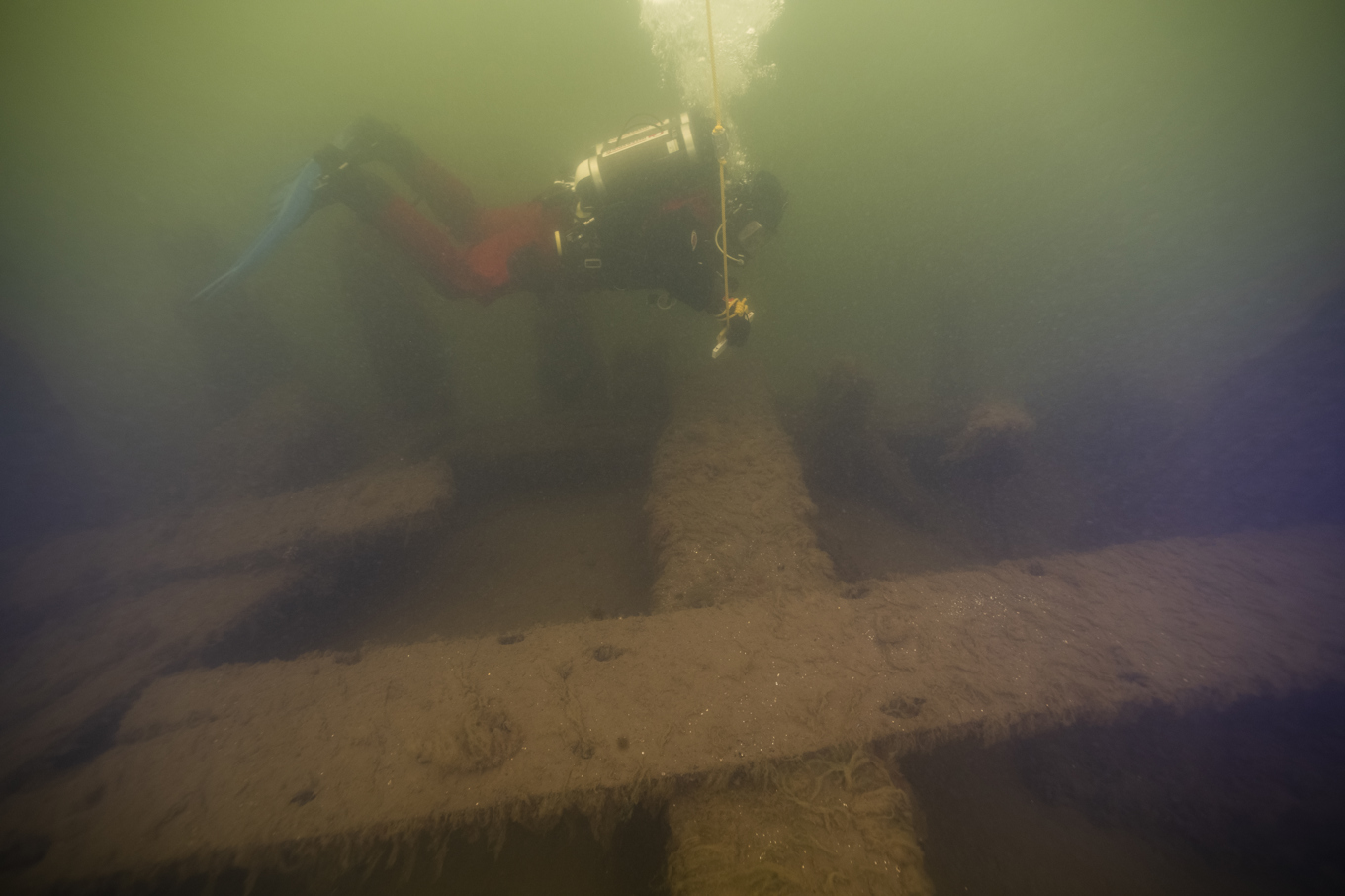 En däcksbalk som tros tillhöra vraket efter linjeskeppet Drottning Ulrika Eleonora. Pressbild. Foto: Mikael Fredholm/VRAK/SMTM