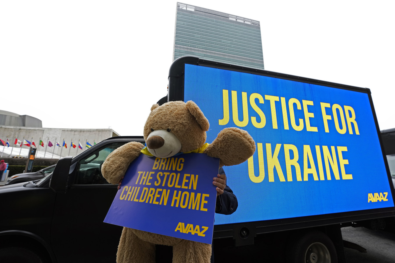 I samband med den första årsdagen av kriget manifesterade aktivistnätverket Avaaz utanför FN:s högkvarter i New York och krävde att de bortförda barnen skulle få återvända hem. Arkivbild. Foto: Charles Sykes/Avaaz/AP/TT