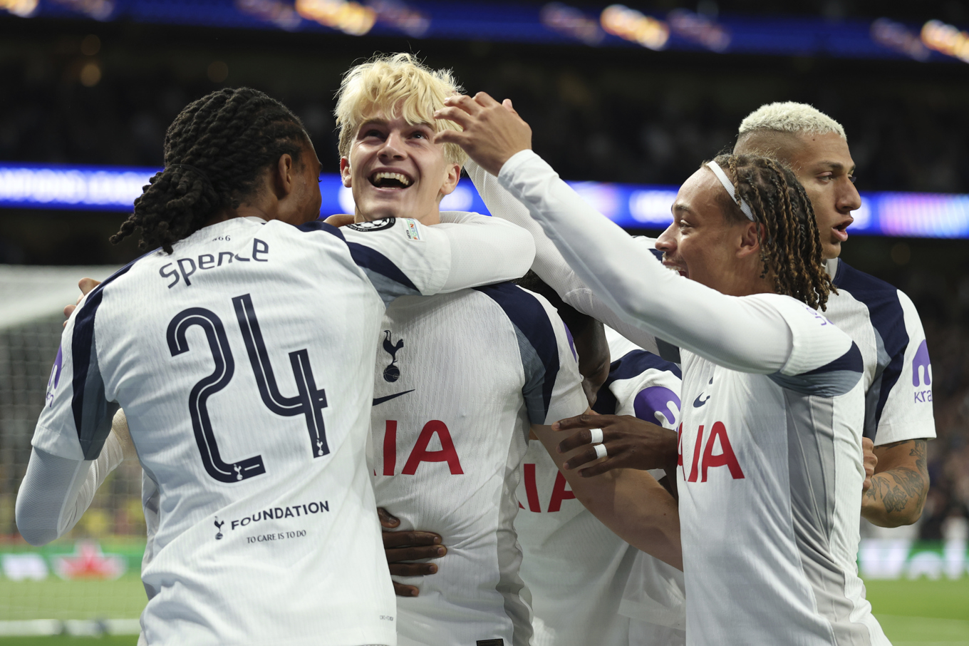 Tottenhamspelarna, med Lucas Bergvall i mitten, jublar över 1–0-målet som Bergvall låg bakom. Foto: Ian Walton/AP/TT
