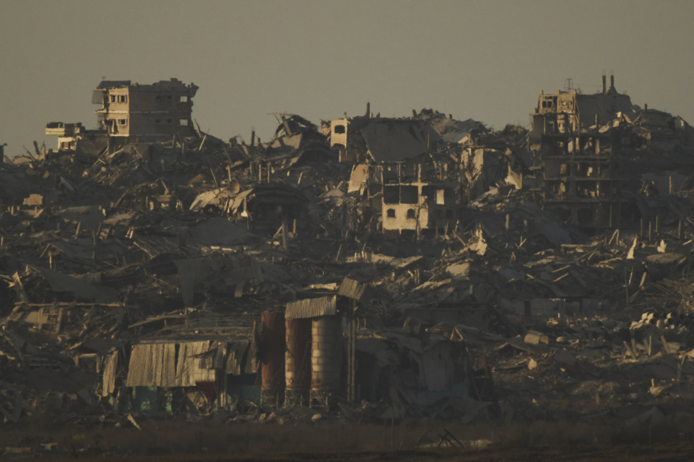 Förstörda byggnader i Gaza. Foto: Leo Correa/AP/TT