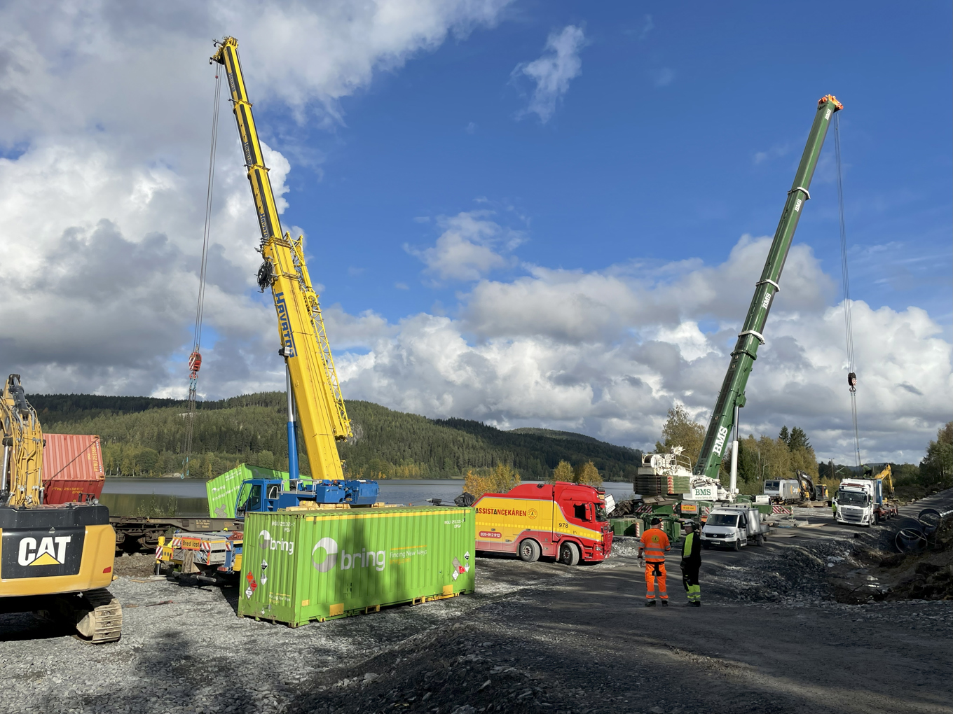 Bärgningen av de urspårade tågvagnarna nära Skorped inleddes i går. Foto: Trafikverket