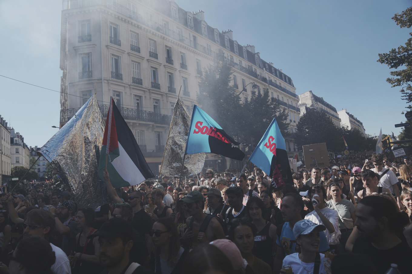 Demonstranter marscherade i centrala Paris i protest mot bland annat president Emmanuel Macrons föreslagna reformer. Foto: Thibault Camus/AP/TT