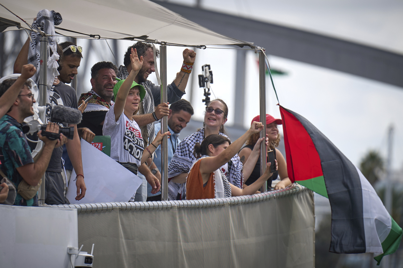 Aktivister på en båt i konvojen som vill bryta blockaden mot Gaza, bland dem svenska Greta Thunberg. Bild från 31 augusti i Barcelona. Foto: Emilio Morenatti/AP/TT