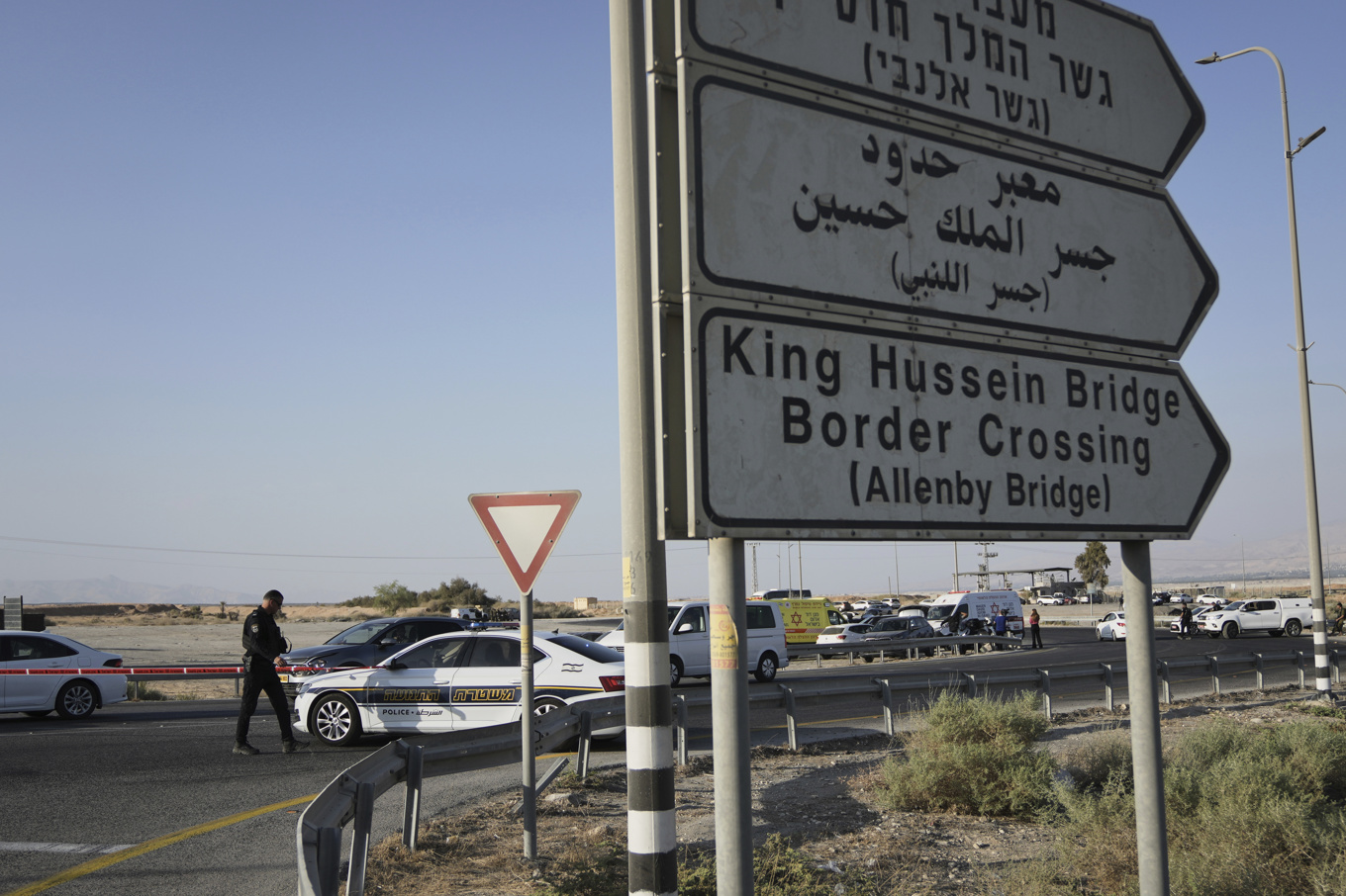 Israelisk polis står vakt vid platsen där dådet skedde. Foto: Mahmoud Illean/AP/TT