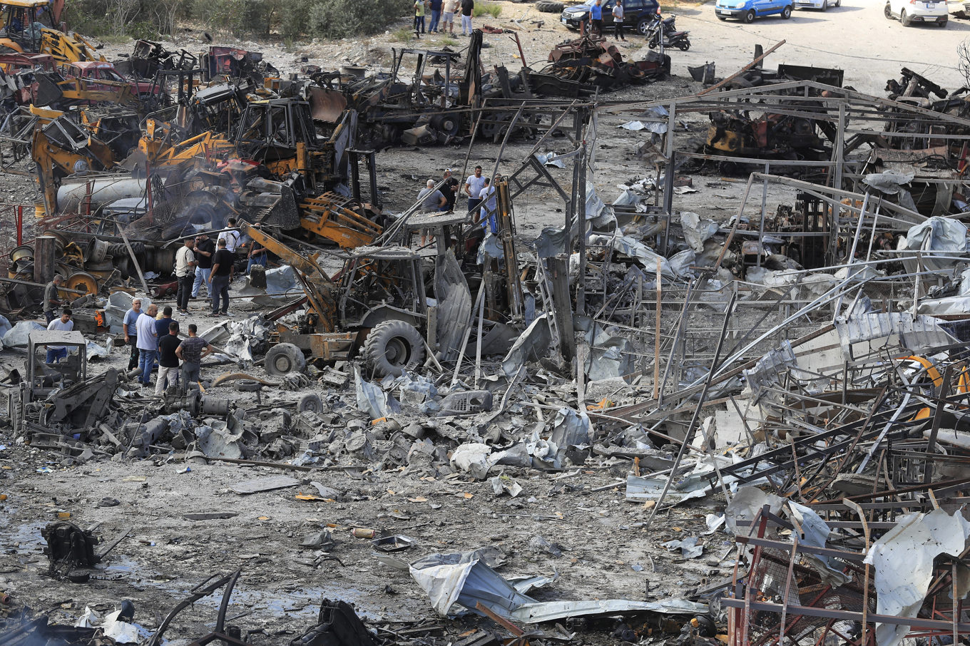 Invånare i Libanon granskar skador efter en attack mot byn Ansariyeh i södra Libanon för en vecka sedan. Foto: Mohammad Zaatari/AP/TT