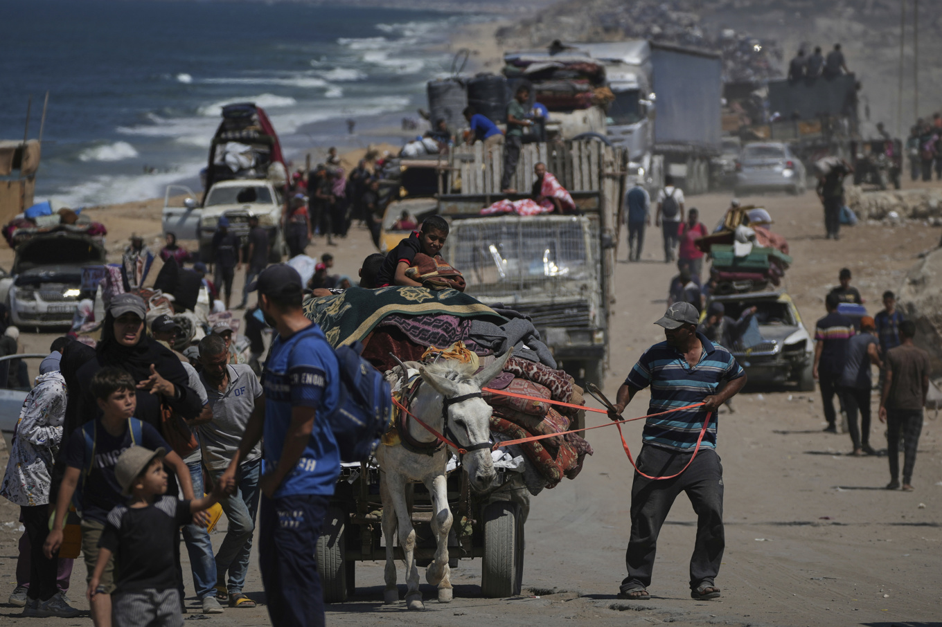 Palestinier flyr Israels senaste offensiv mot staden Gaza. Bilden är från i torsdags. Foto: Abd al-Karim Hana/AP/TT