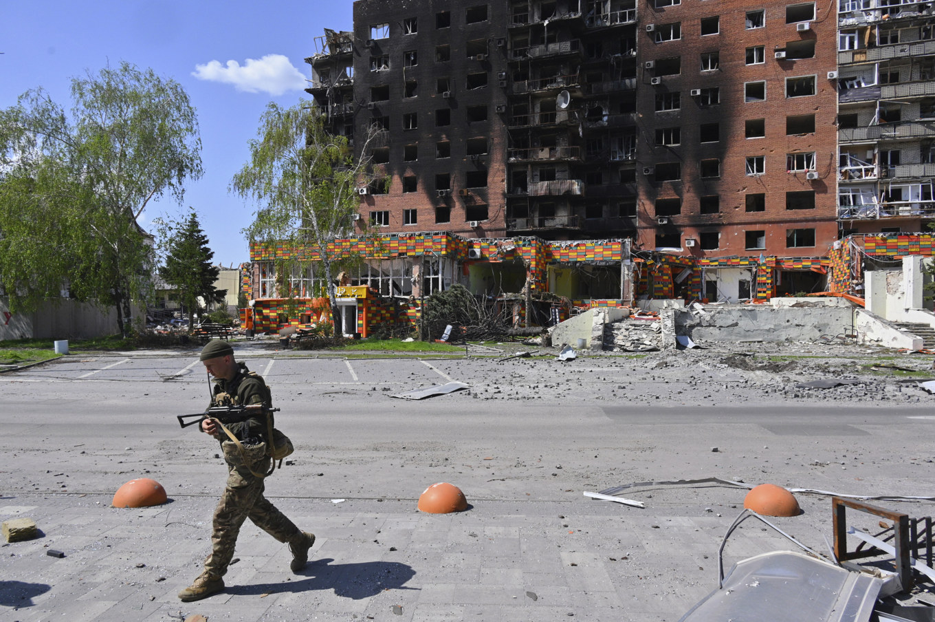 En ukrainsk soldat i Pokrovsk, där hårda strider rasat mellan Ukraina och Ryssland. Trots flera ryska offensiver, massiv förödelse och många tusentals döda har frontlinjerna rört sig väldigt lite sedan hösten 2022. Foto: Michael Shtekel/AP/TT