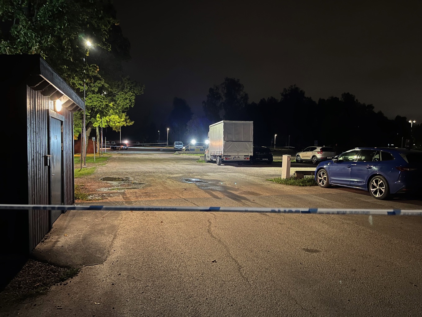 Polisen har ryckt ut med ett flertal patruller i Västerås och en person har förts till sjukhus med oklart skadeläge. Foto: Peter Arwidi/TT