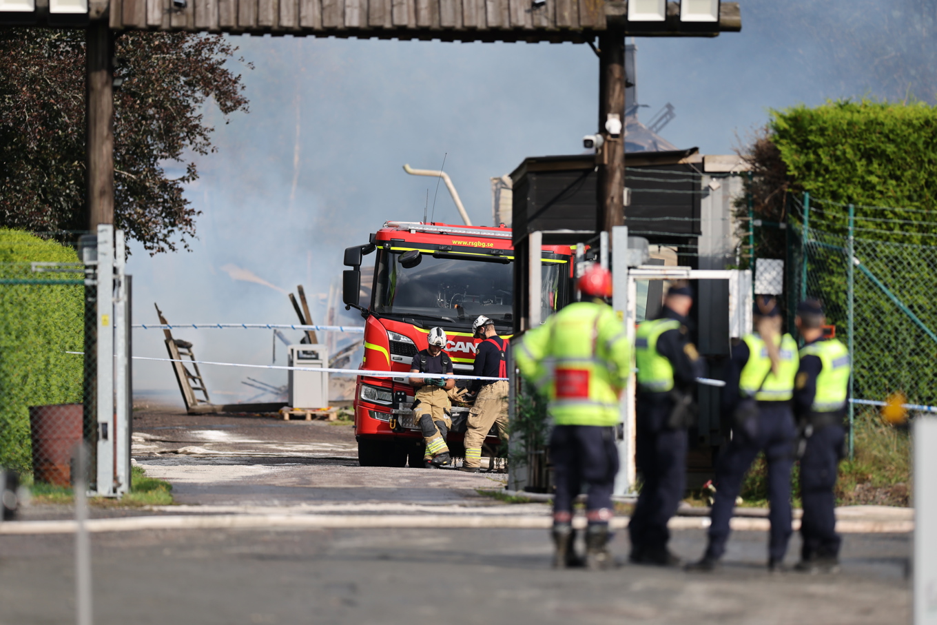 Polis och räddningstjänst på plats i Gunnilse norr om Göteborg i samband med branden. Foto: Björn Larsson Rosvall/TT