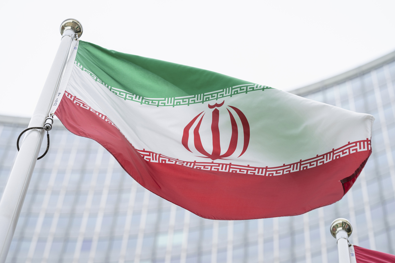 Irans flagga vajar än så länge vid IAEA:s huvudkontor i Österrike. Arkivbild. Foto: Florian Schroetter/AP/TT