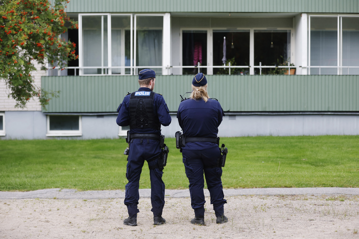 Polis på plats utanför huset under lördagen där en ambulanssjukvårdare blev dödad i tjänsten av en man i 25-årsåldern i Harmånger i Nordanstig kommun. Mannen greps på plats misstänkt för mord. Foto: Mats Andersson/TT