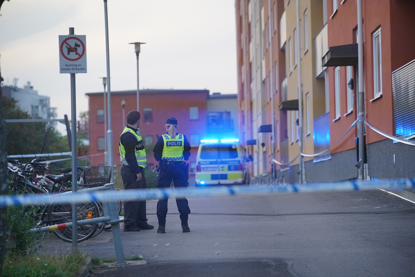 Polis på plats i Norrköping på lördagen. Foto: Niklas Luks/TT