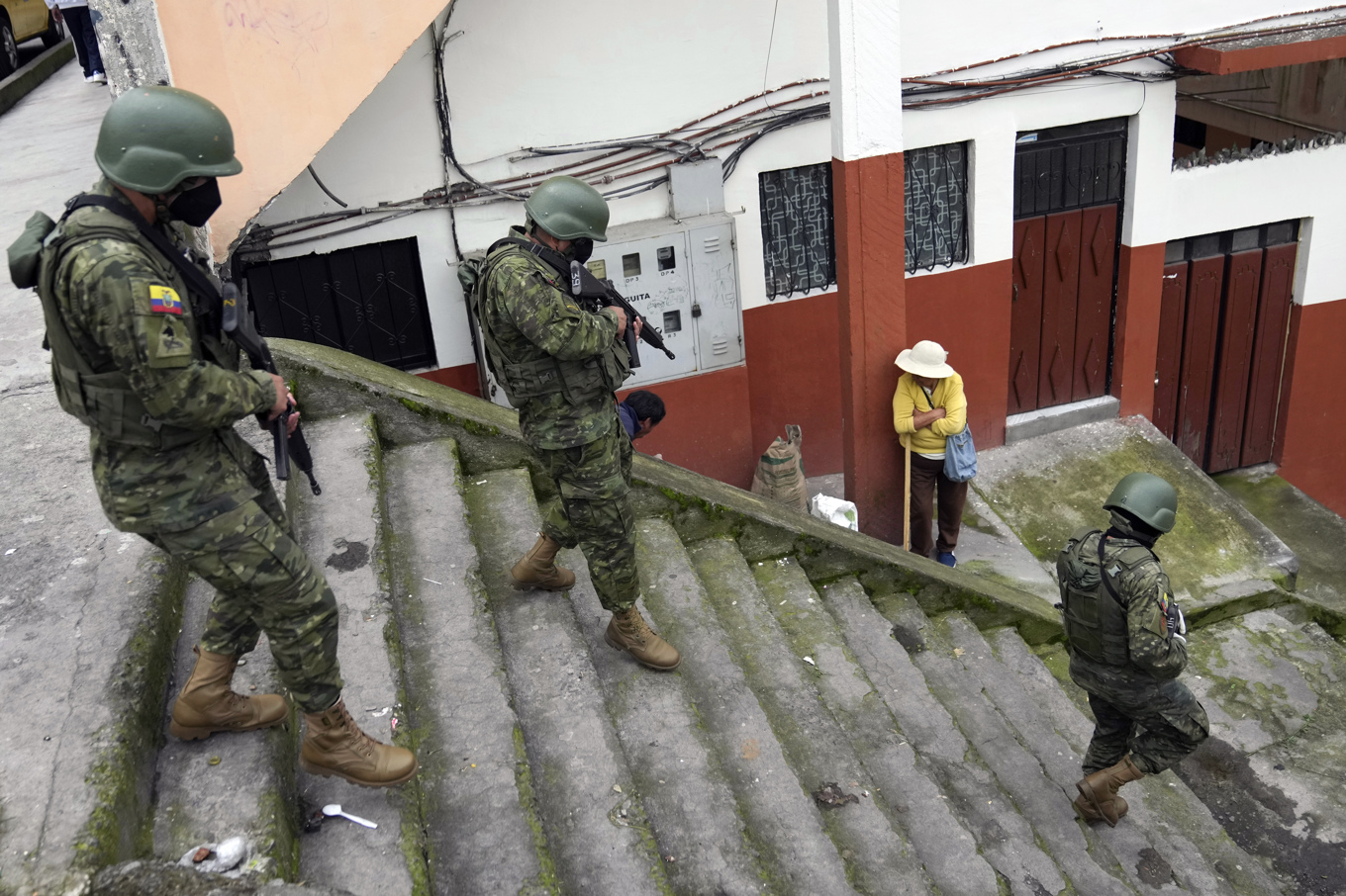 Soldater vid en räd i ett bostadsområde i Ecuadors huvudstad Quito. Arkivbild. Foto: Dolores Ochoa/AP/TT