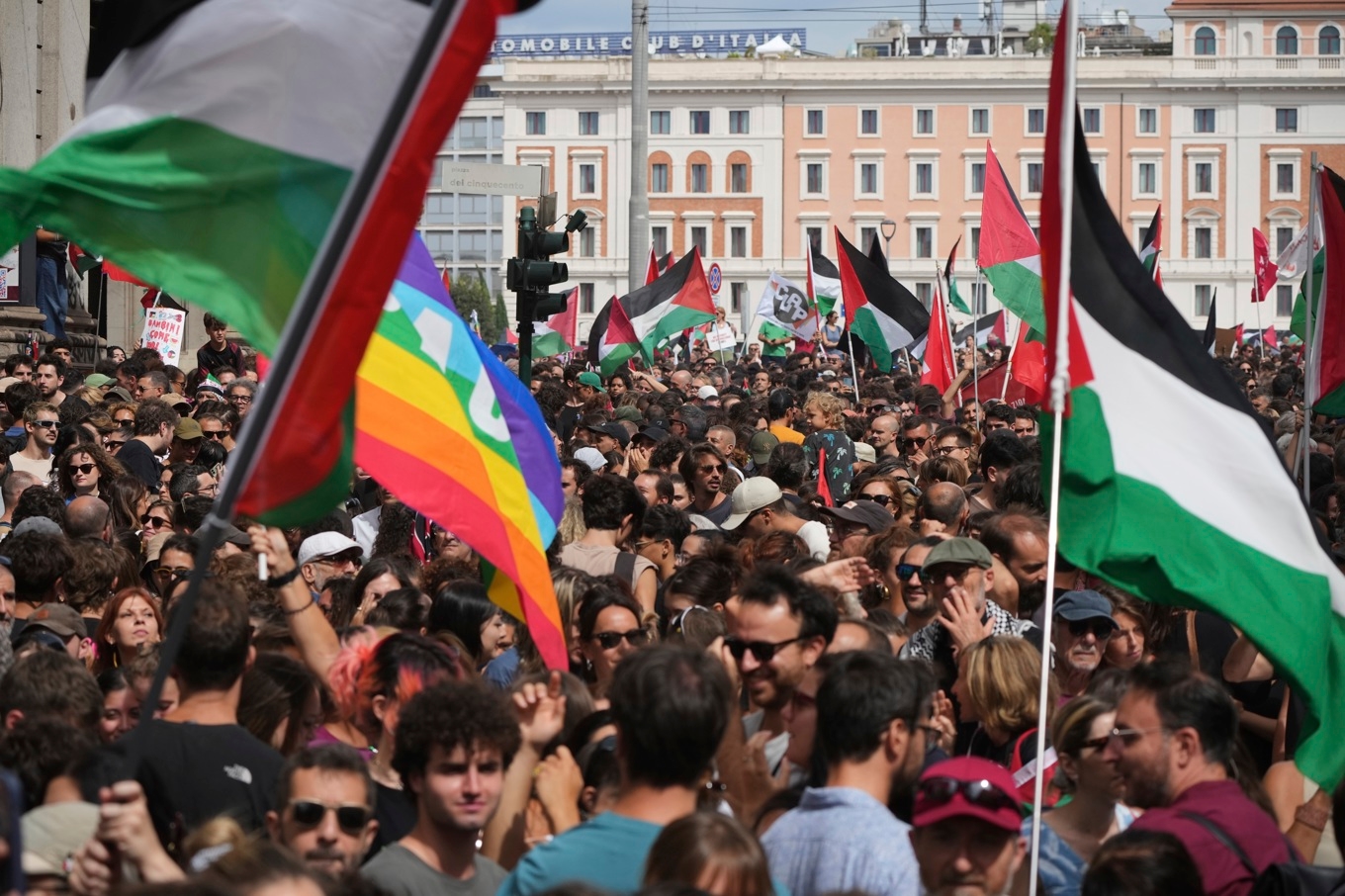 Protester mot Israels krigföring i Gaza har under måndagen hållits i flera städer i Italien. Bilden är från Rom. Foto: Alessandra Tarantino/AP/TT