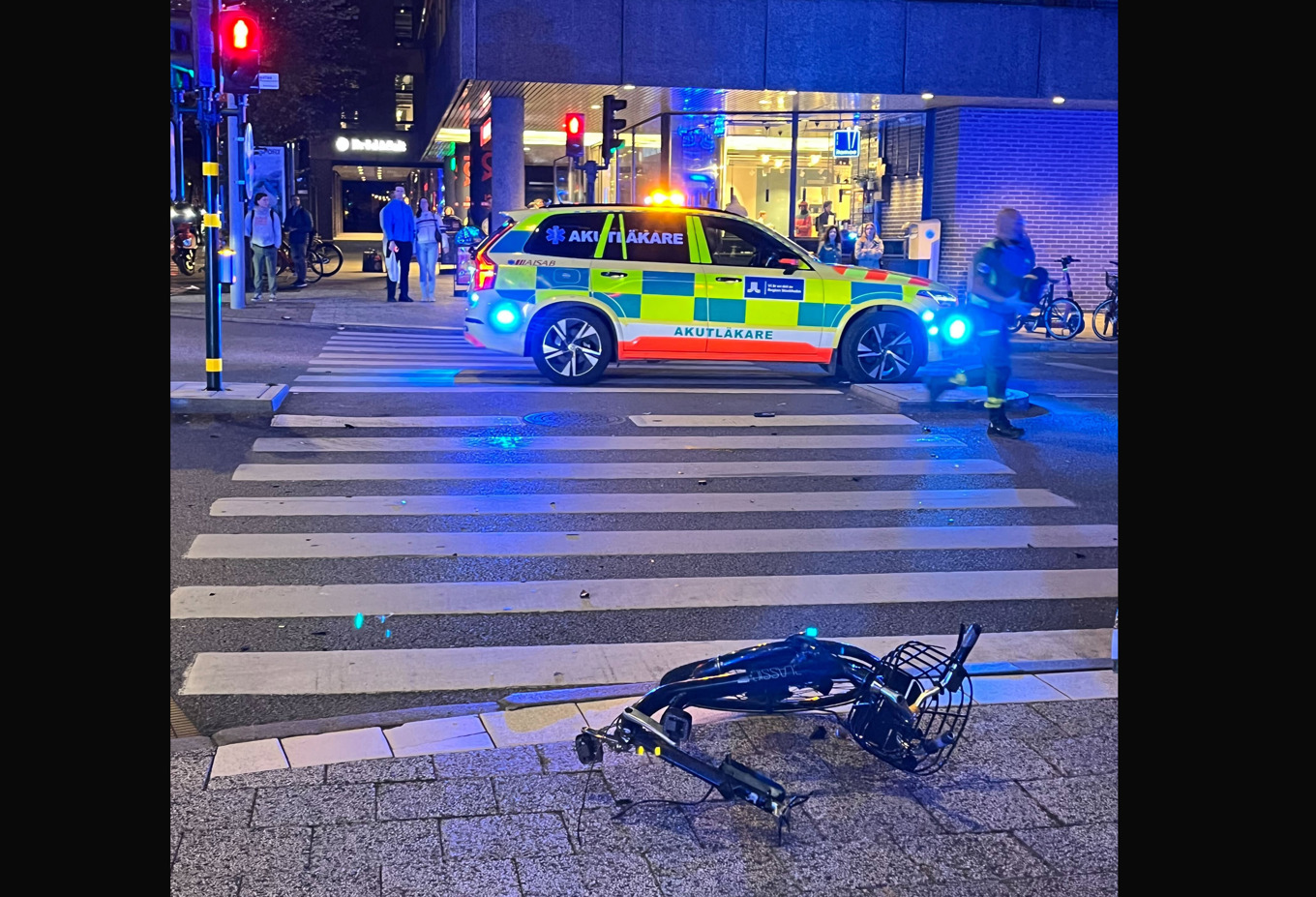 En motorcyklist har enligt vittnesuppgifter kört in i en cyklist på Kungsholmen, och båda är förda till sjukhus. Foto: Catherine Åberg/TT