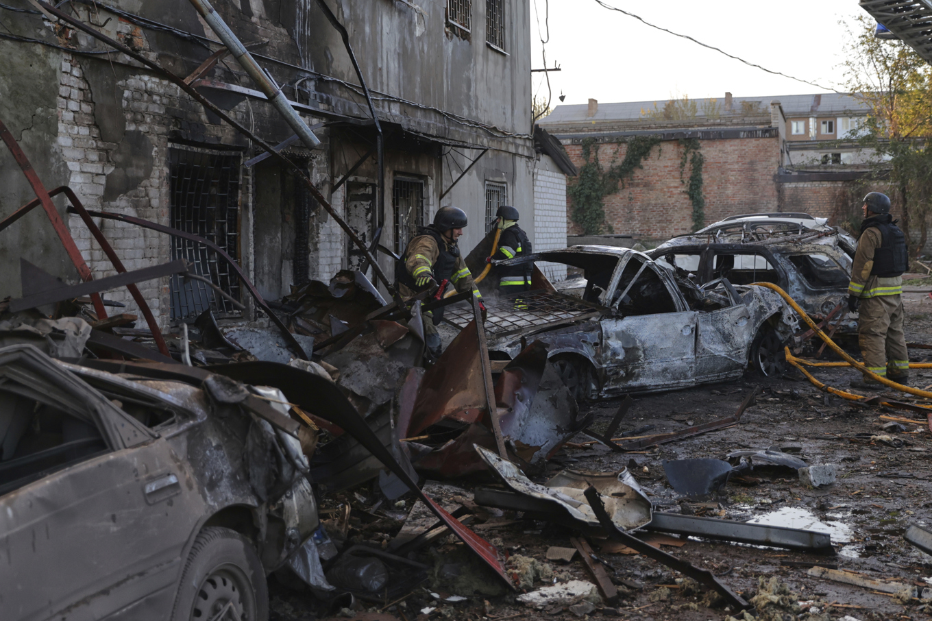 Räddningstjänsten arbetar under måndagen vid en byggnad som förstörts i ryska attacker mot den ukrainska staden Zaporizjzja. Foto: Kateryna Klochko/AP/TT